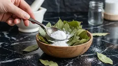 Laurierbladeren en zuiveringszout mengen: waarom het nuttig is en waarvoor je het gebruikt